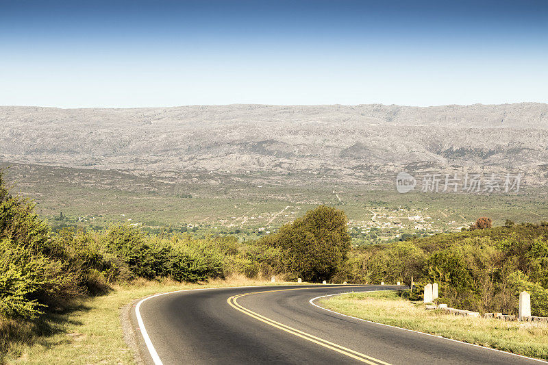 从沿途望去，可以看到特拉斯雷拉山谷、库拉布罗切罗镇和米娜克拉维罗镇，背景是Sierra Grande。阿根廷科尔多瓦。